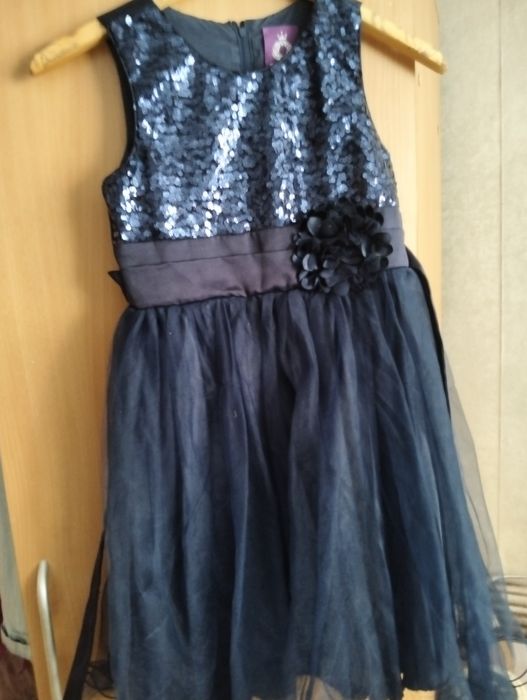 Продам нарядные платья для девочек