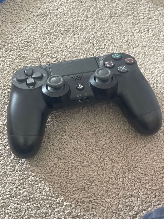Продавам: PlayStation 4, два джойстика и три игри на Fifa