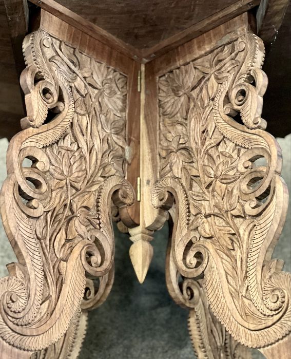 Măsuță din lemn masiv sculptată manual – piesă deosebită