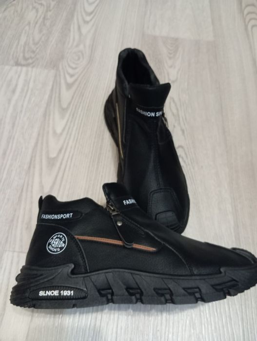 Продам кроссовки 43р