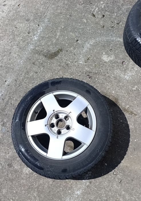 Четири джанти с гуми за" Голф 4" 195/65 R 15  Никакви кривини! Джантите са в много добро състояние! Карани са  на автомобил, който продадох!