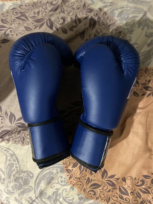 Боксерская перчатка Everlast