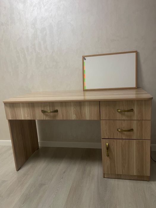 Письменный стол в хорошем качестве