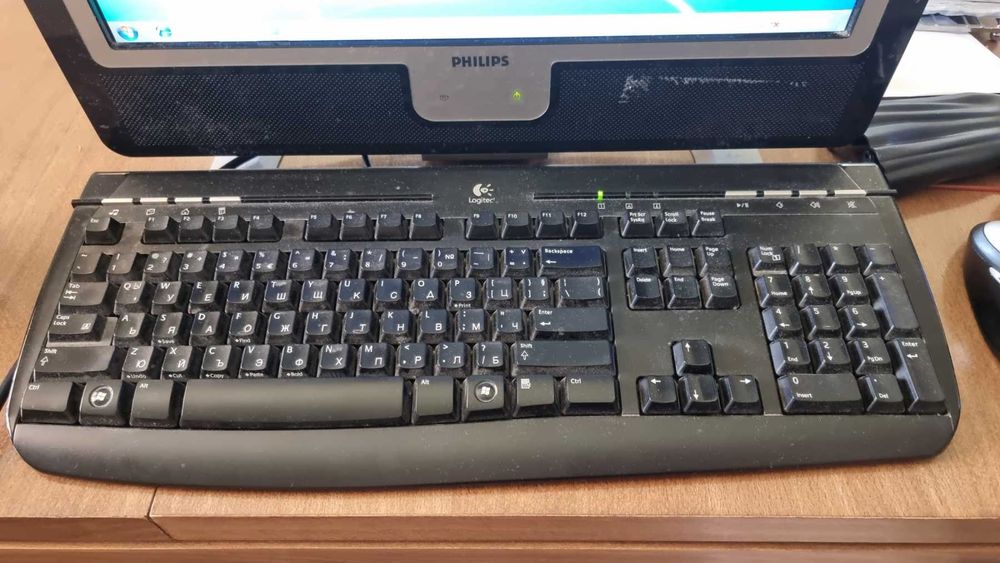 Компютър, монитор, жична клавиатура и безжична мишка