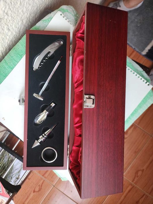 Set premium pentru vin, în cutie elegantă din lemn, cu accesorii – nou, cadou deosebit pentru iubitorii de vin