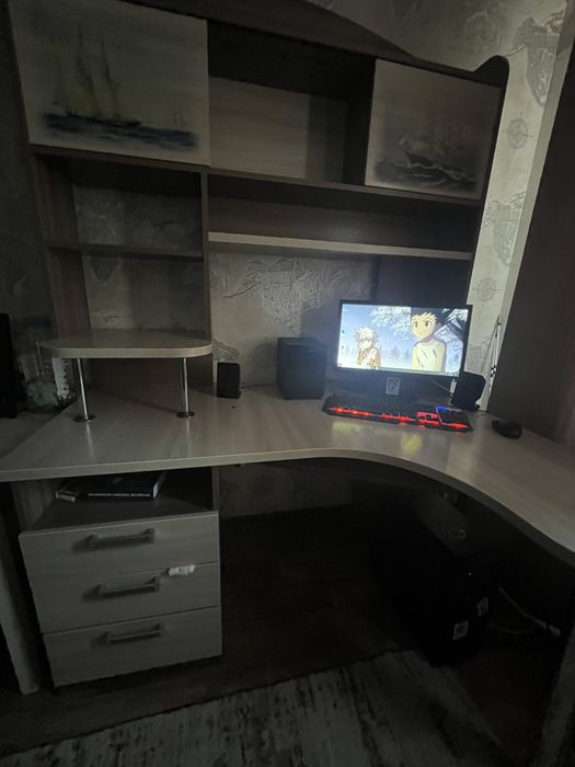Продается , компьютерный стол и с компьютером
