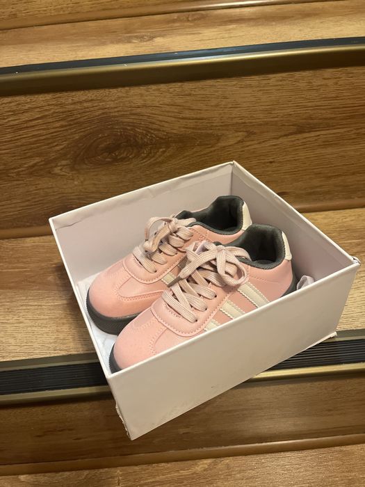 Кроссовки для девочки