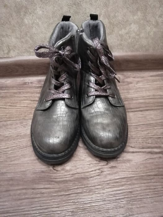 Продам детские ботинки