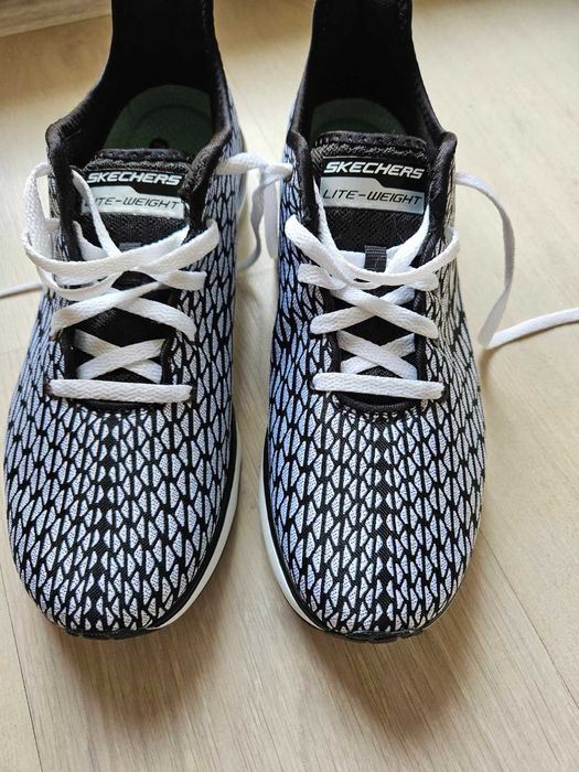 Маратонки обути по един два пъти