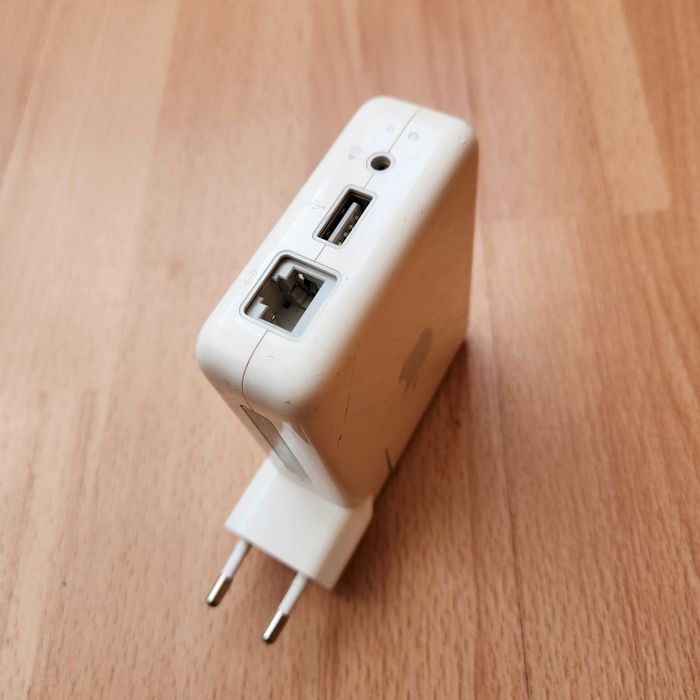 Router Apple AirPort Express (merge si pe Windows, si pe MacBook