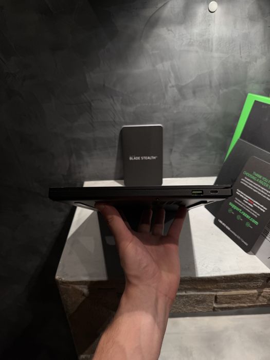 КАТО ЧИСТО НОВ Razer Blade Stealth 13 | 2 TB SSD | 16 RAM