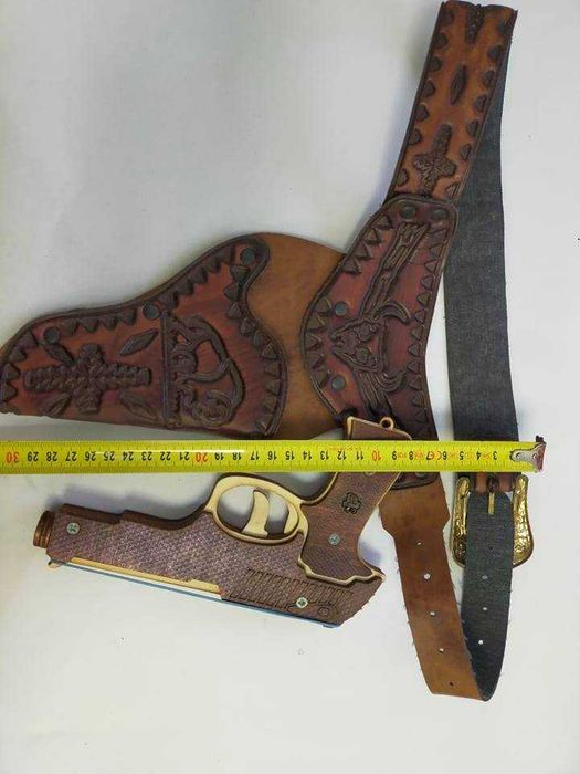 pistol din lemn cu elastice