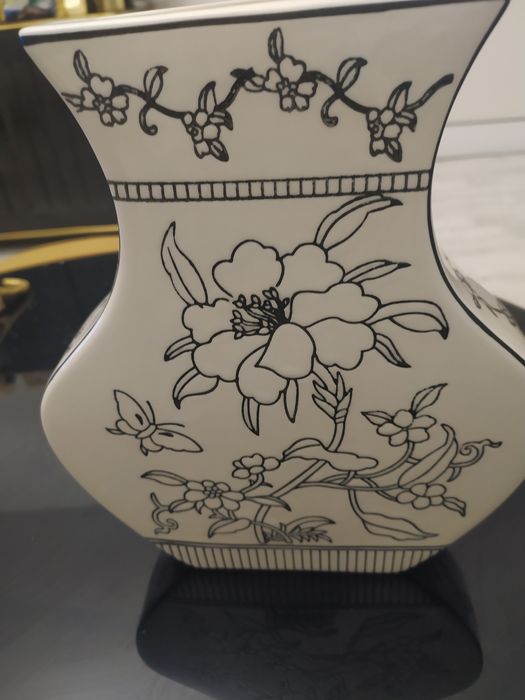 Порцеланова ваза,нова,височина 27см