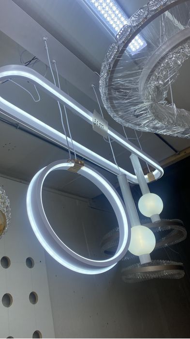 Продам люстры новые