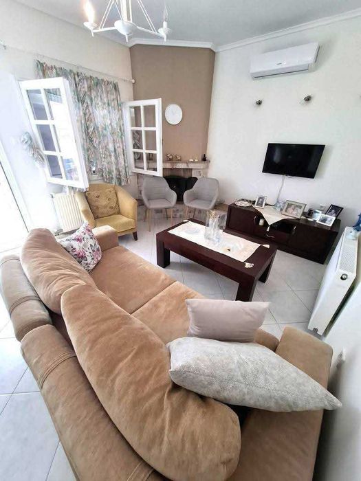 Продава прекрасна къща с площ 60 м2 и двор 220 м2 в Неа Врасна, Гърция