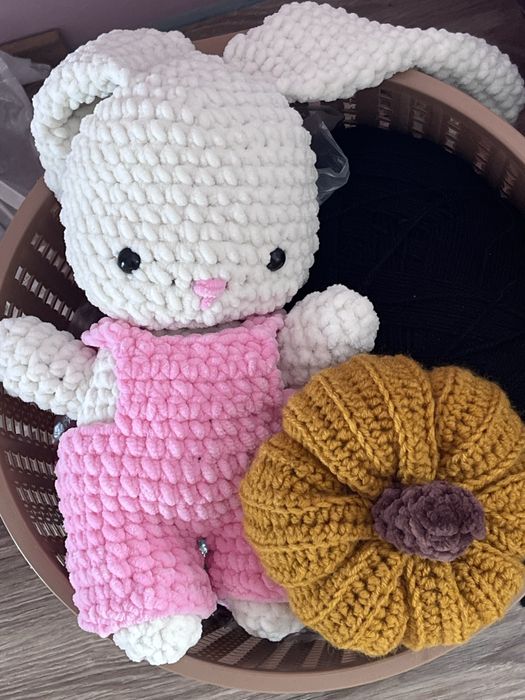 Ръчно изработени плетени зайчета- смяна на цвят и добавки налични.