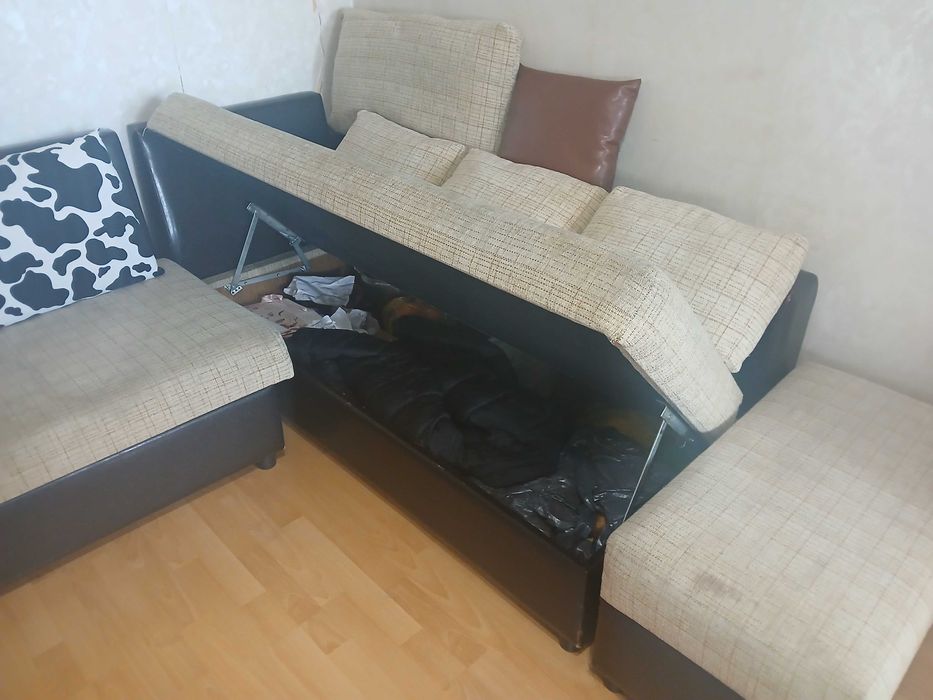 Ъглова холна гарнитура с разтегателно легло ракла и табуретка