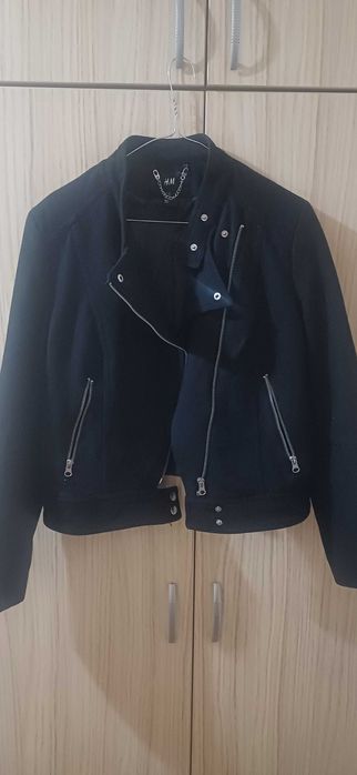 Късо яке и черна чанта