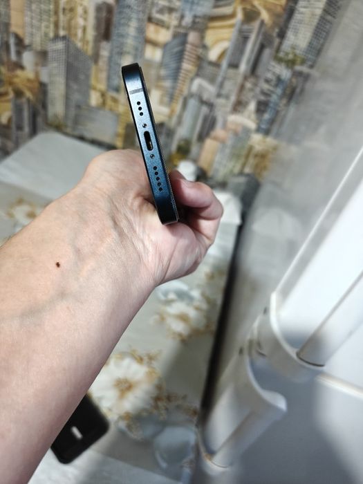 Продам iPhone 13