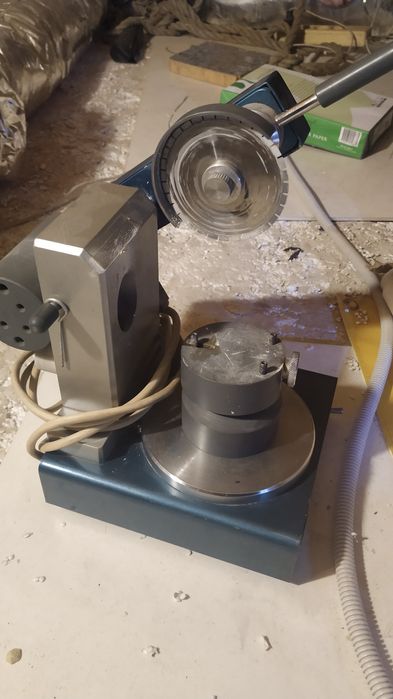 Зъботехнически апарат за рязане, сепариране гипсови пънчета и модели.