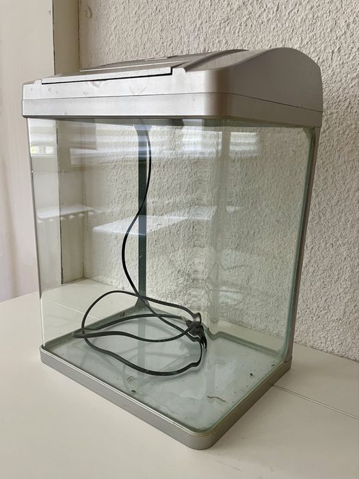 Doua acvarii cu capac, colturi curbate si lumina