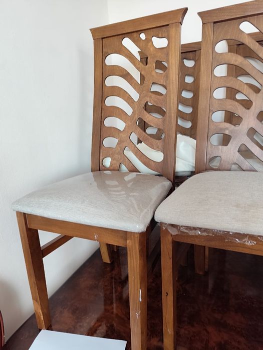 Гостиный стол и стулья