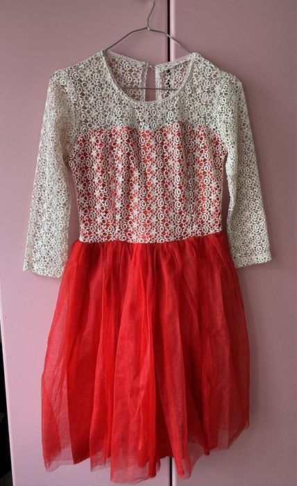 продам платья на девочку