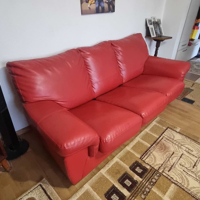 Canapea extensibila rosie. Piele ecologică.