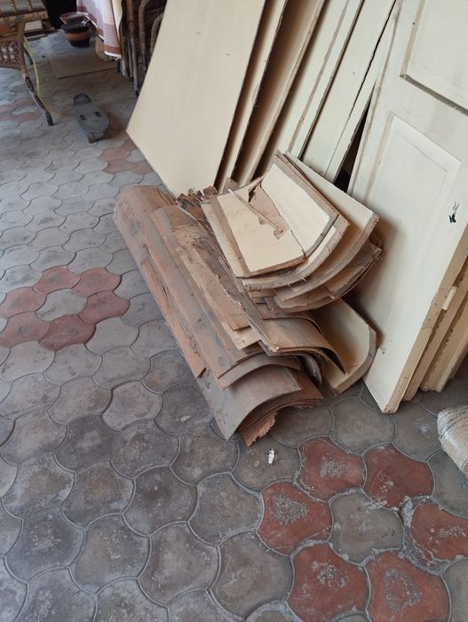 Хаммаси бирга сотилади.2та иккитавақали ЭШИК, фанера эски тахтала.Ўтин