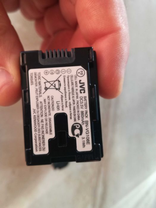 Продавам FULL HD камера JVC със 2бр.батерий и чантичка SONY