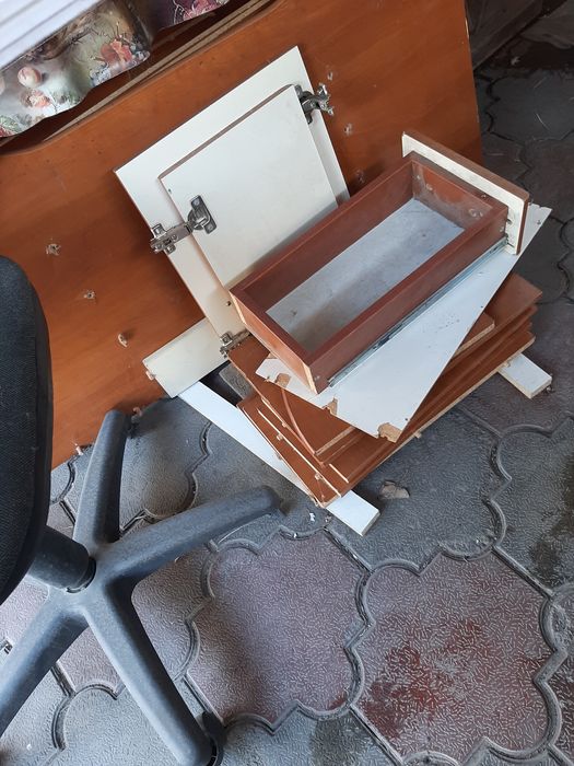 На дачу стол и шкафчик для одежды