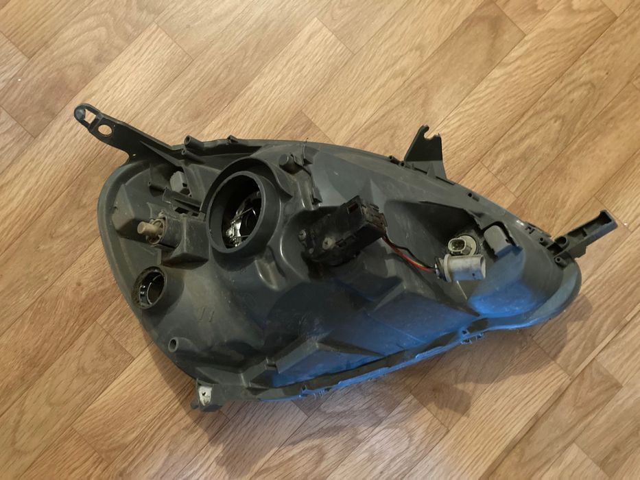 Фар за Тойта Ярис феислифт 2004