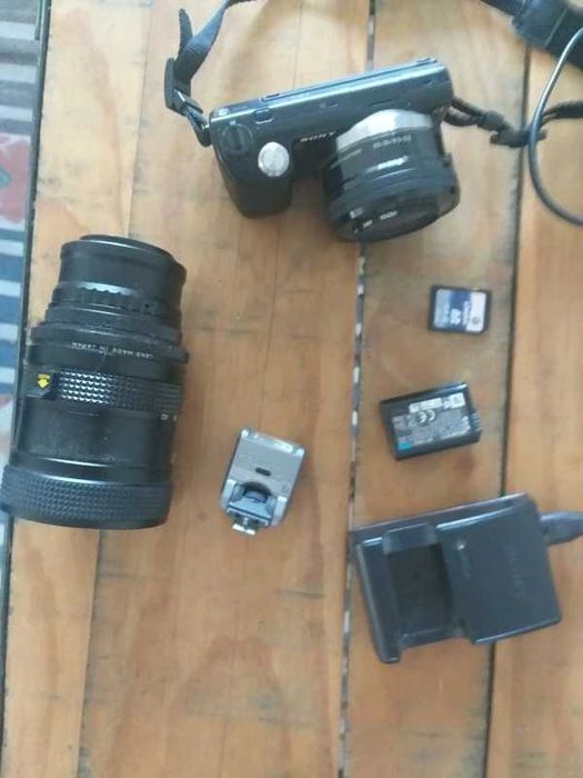 Sony Nex 5 cu doua obiective (unul macro) si accesorii
