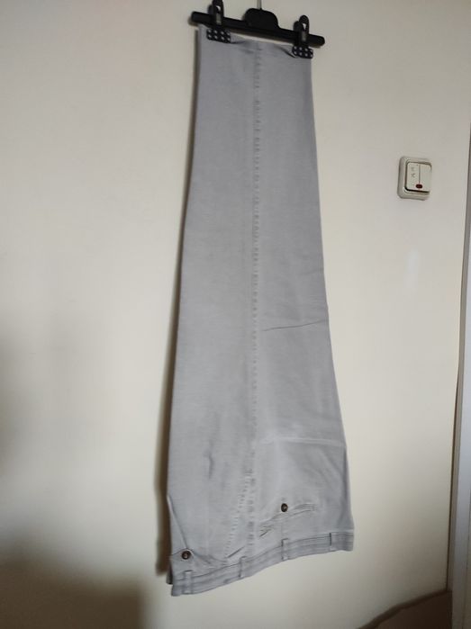 Pantaloni din stofa modele si marimi diferite, pentru barbati.

Arata