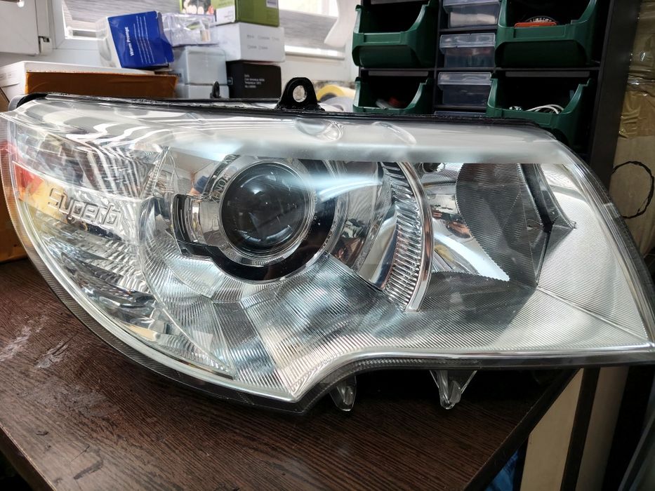 Far dreapta bixenon adaptiv Skoda Superb 2