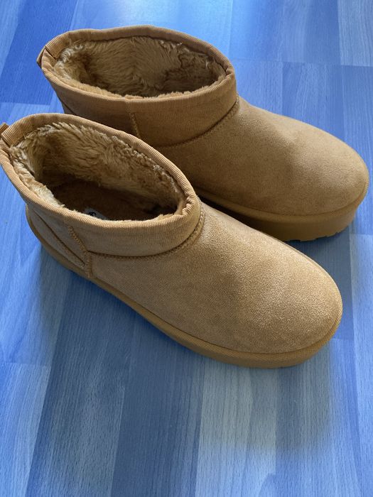 Бежови ботуши.