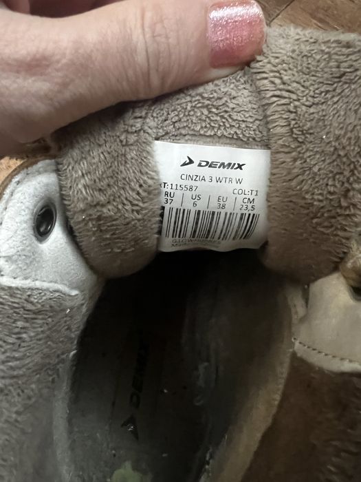 Кроссовки демисезон.