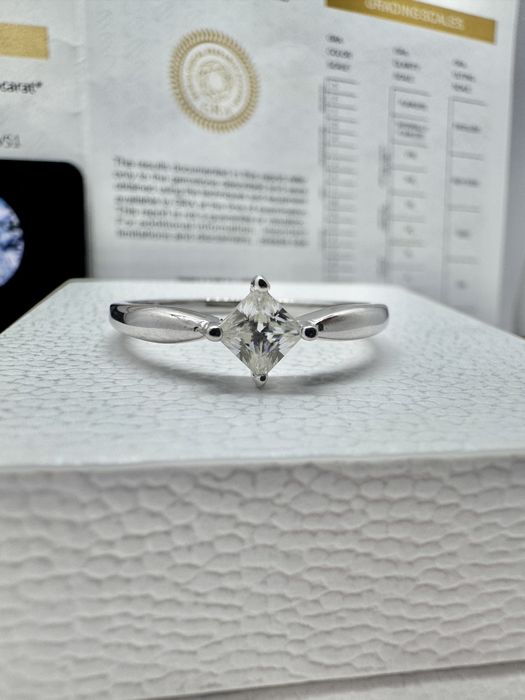 Сребърен пръстен с мойсанит (Диамант) 0.4 карата