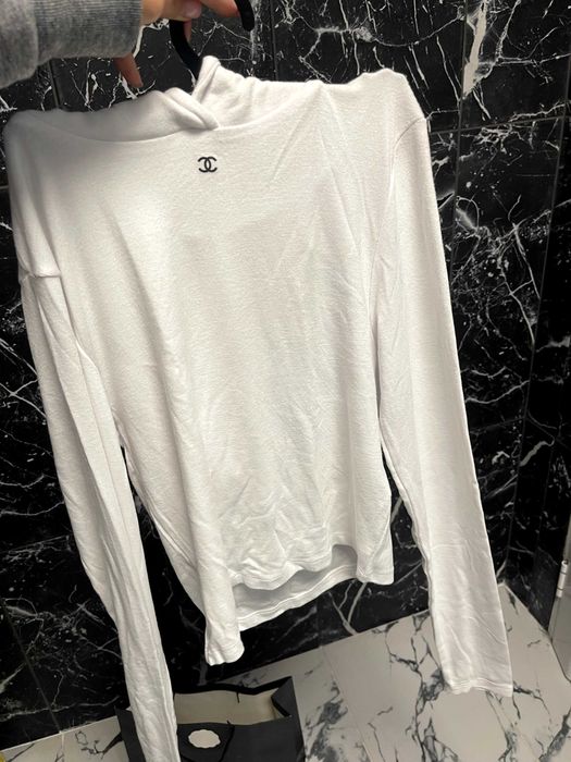 шанел блуза с качулка бяла chanel дълъг ръкав блузка не е носена