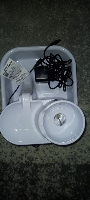 Fântână pentru pisici