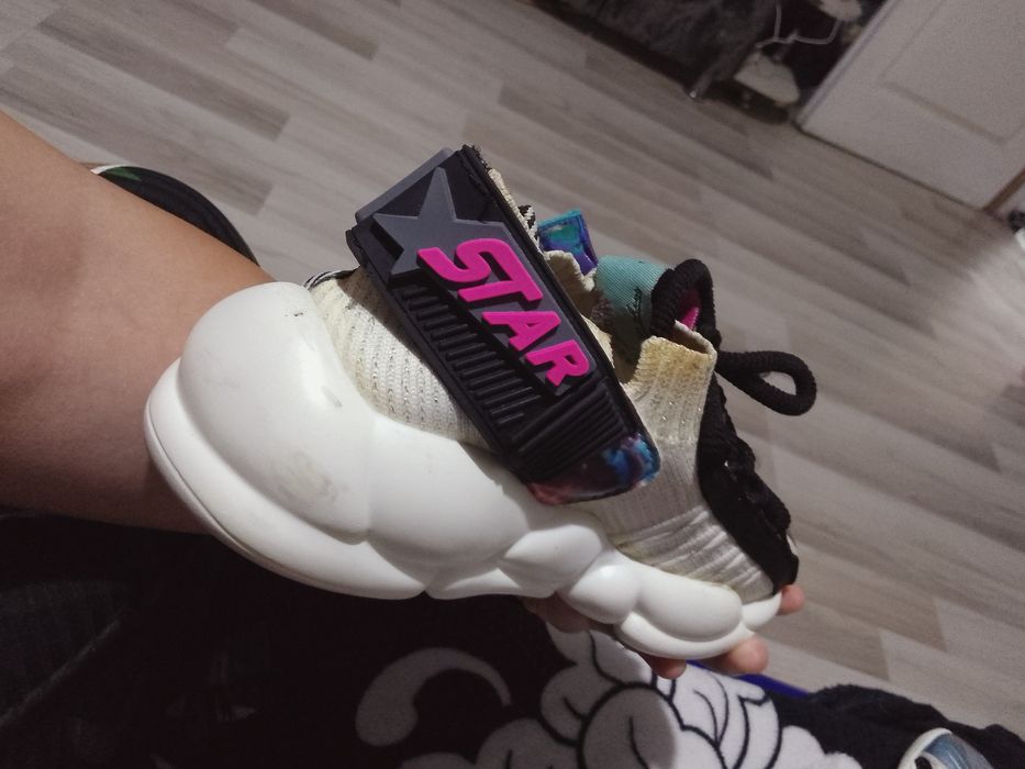 Vând urgent adidași in condiții foarte bune