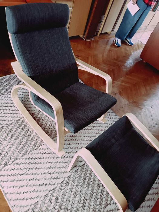 Люлеещ се стол POÄNG  с табуретка  и друг подобен.