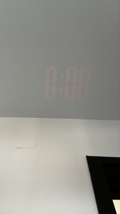 Ceas de camera cu proiector