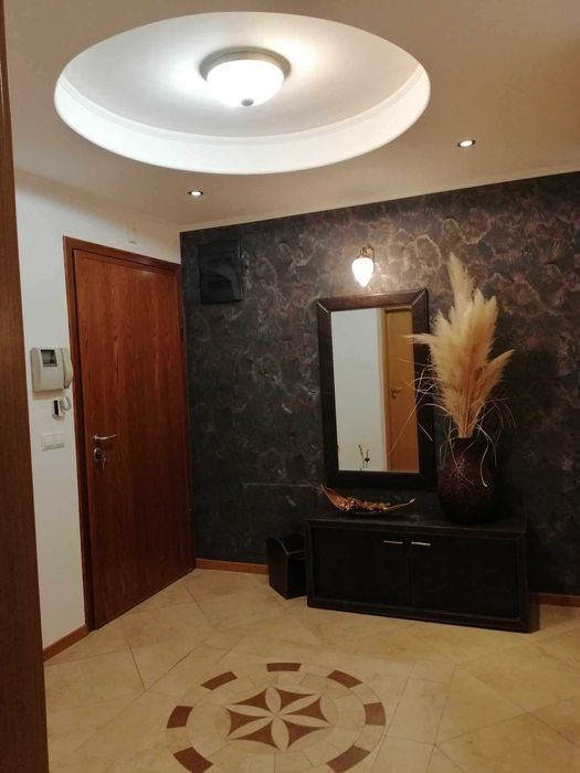 Дава се под наем Тристаен апартамент в София, Изток - 82 кв.м за 900 € - Снимка #1