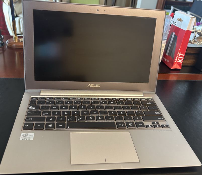 Laptop ASUS Zenbook UX21A, i7, 4GB RAM, SSD 256GB, stare foarte bună