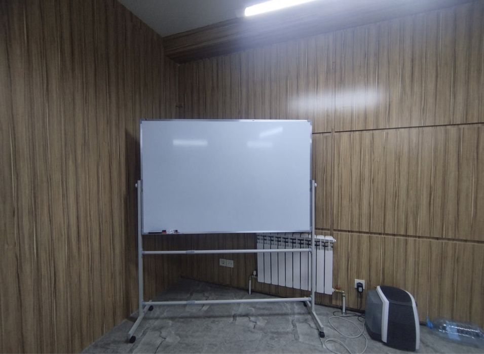 Маркерная доска с подставкой с ножкой