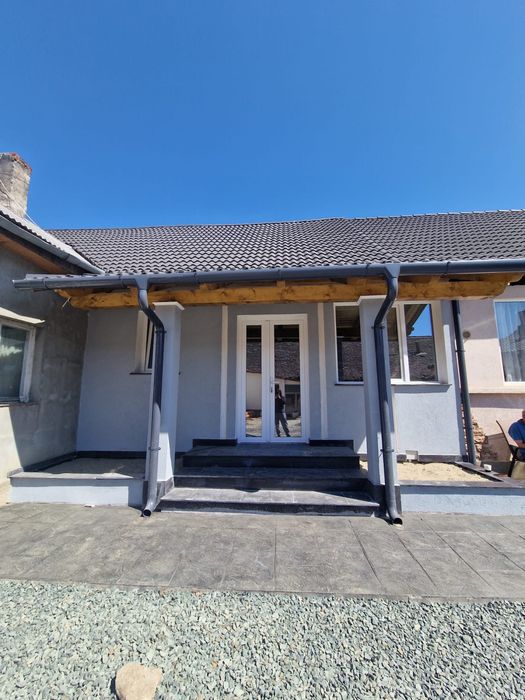 Apartament nou 62 mp, curte comună, zonă centrală Giarmata, mansardă dormitor, bucatarie open space și baie modernă