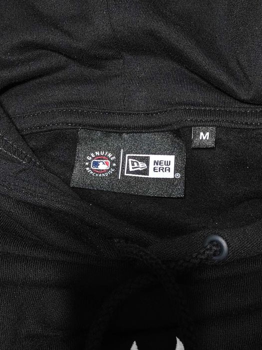 Pantalonii trening new era
