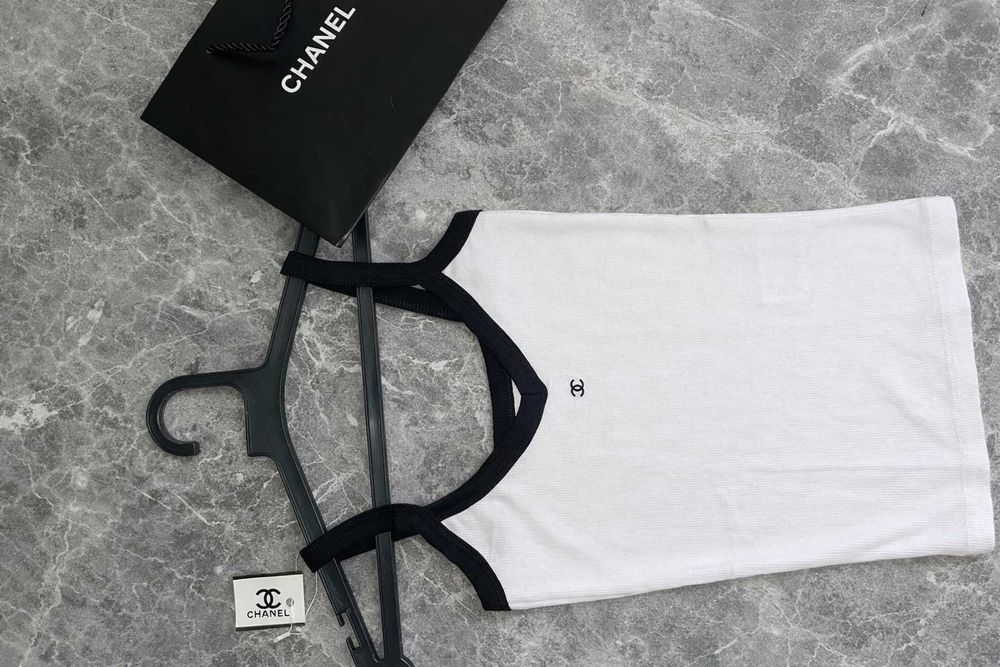 бял рипсен топ с деколте шанел с черни презрамки втален секси chanel нов с торба