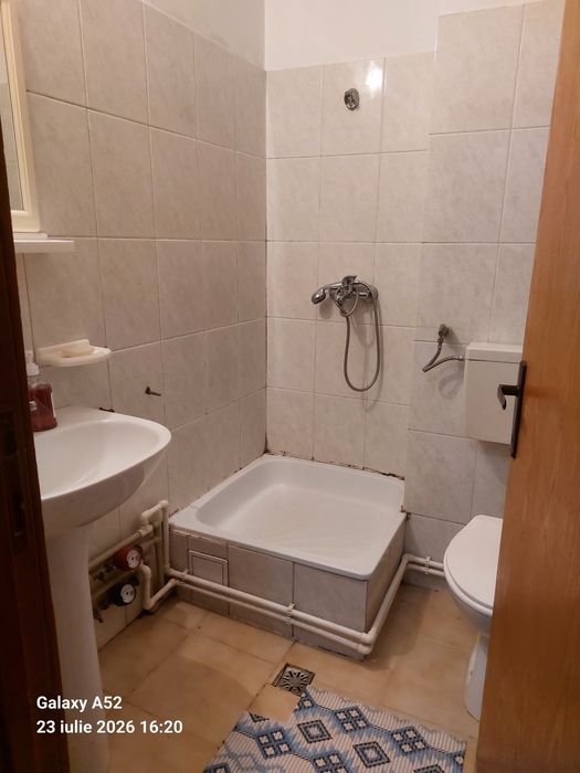 Închiriez garsoniera